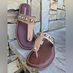 Cushionaire slip on tan women’s Cindy Stud Sandal w/comfort foam sole Sz-8.5. D